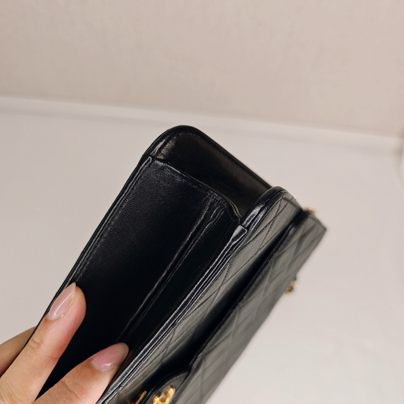 Authentic Preloved Chanel vintage medium flap bag - Picture 6 of 17